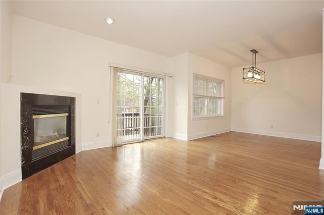 136 Stonegate Trail 37, Cresskill, NJ 07626