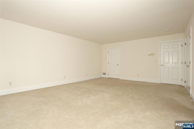 136 Stonegate Trail 37, Cresskill, NJ 07626