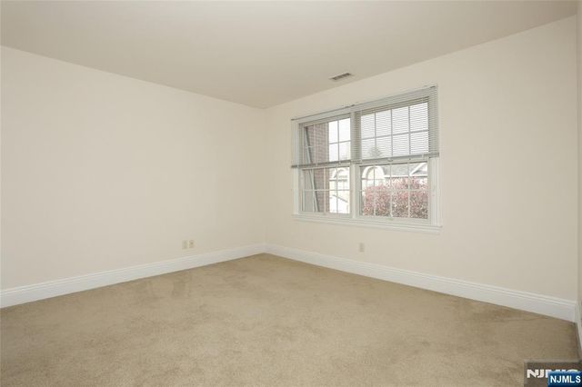 136 Stonegate Trail 37, Cresskill, NJ 07626