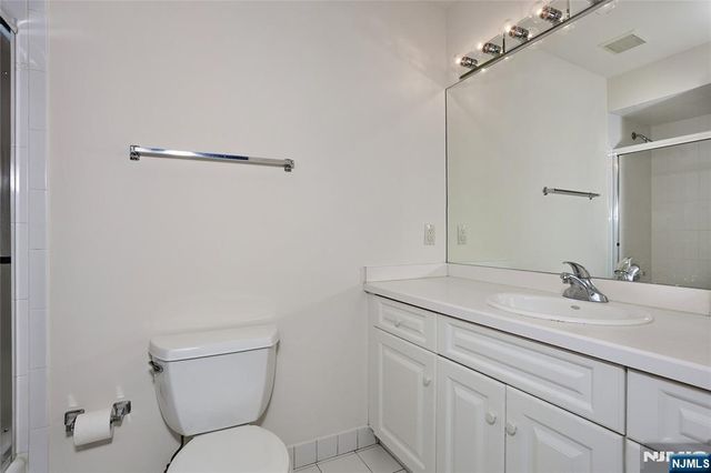 136 Stonegate Trail 37, Cresskill, NJ 07626