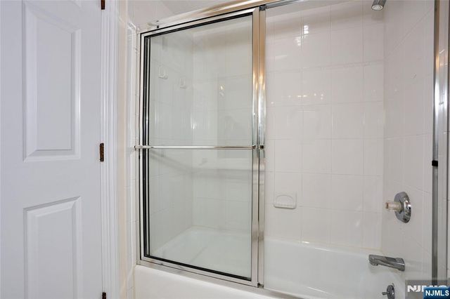 136 Stonegate Trail 37, Cresskill, NJ 07626