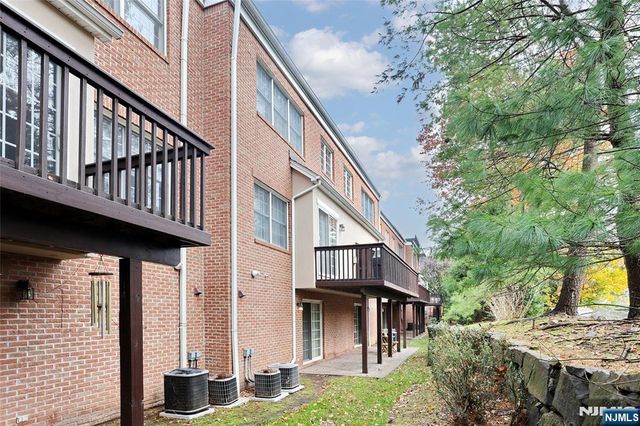 136 Stonegate Trail 37, Cresskill, NJ 07626