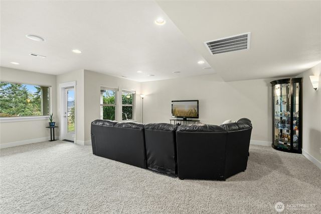 2744 NW Pine Cone Place, Issaquah, WA 98027