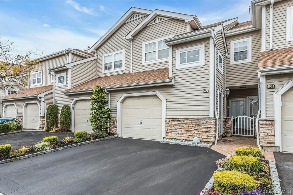 99 Carriage Lane, Plainview, NY 11803