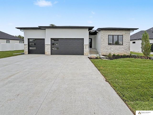 9160 Hillcrest Trail, Lincoln, NE 68520