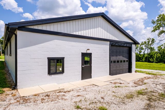 577 Peytona Beach Rd, Waddy, KY 40076