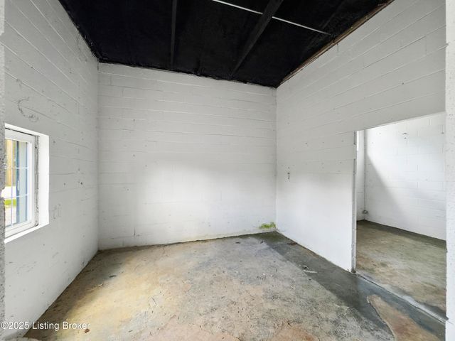 577 Peytona Beach Rd, Waddy, KY 40076