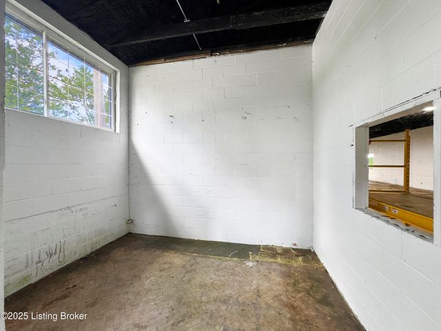 577 Peytona Beach Rd, Waddy, KY 40076