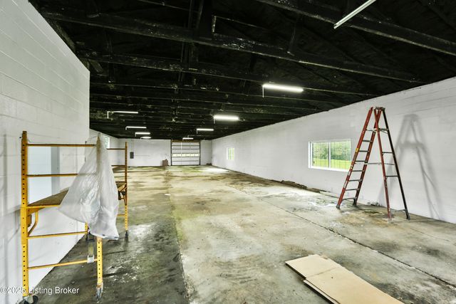 577 Peytona Beach Rd, Waddy, KY 40076