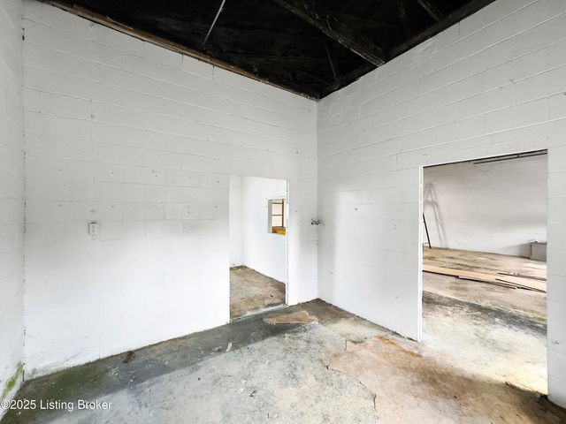 577 Peytona Beach Rd, Waddy, KY 40076