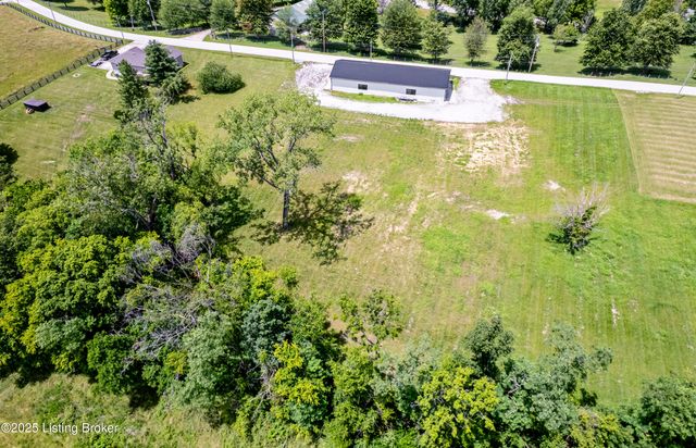 577 Peytona Beach Rd, Waddy, KY 40076