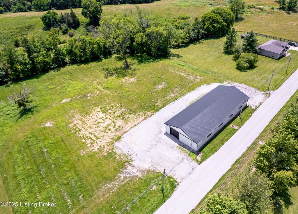 577 Peytona Beach Rd, Waddy, KY 40076