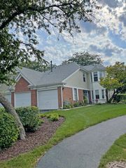 238 Green Knoll Lane 238, Streamwood, IL 60107