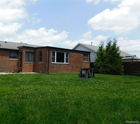 16740 College, Fraser, MI 48026