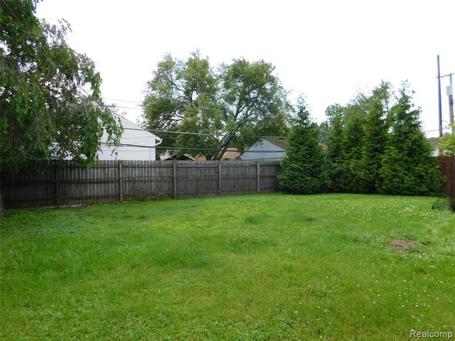 16740 College, Fraser, MI 48026