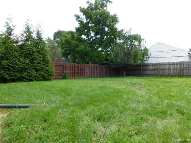 16740 College, Fraser, MI 48026