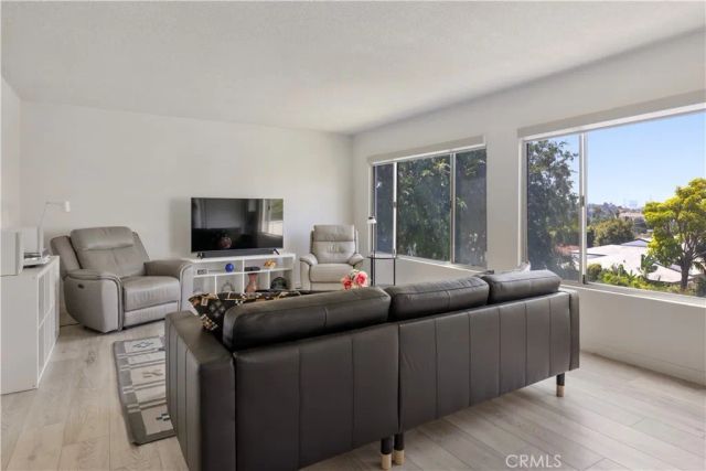 4343 Finley Avenue 27, Los Angeles, CA 90027