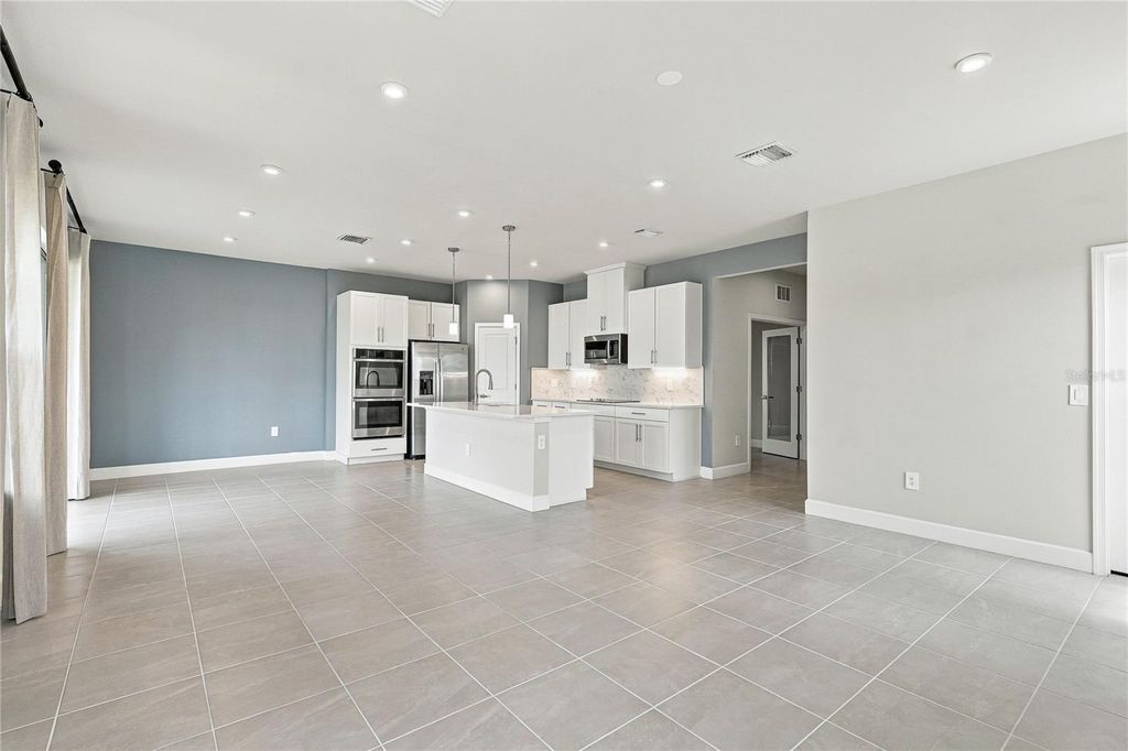 Image 4 of property listing at 4640 ARDEN WAY, Bradenton, FL 34211