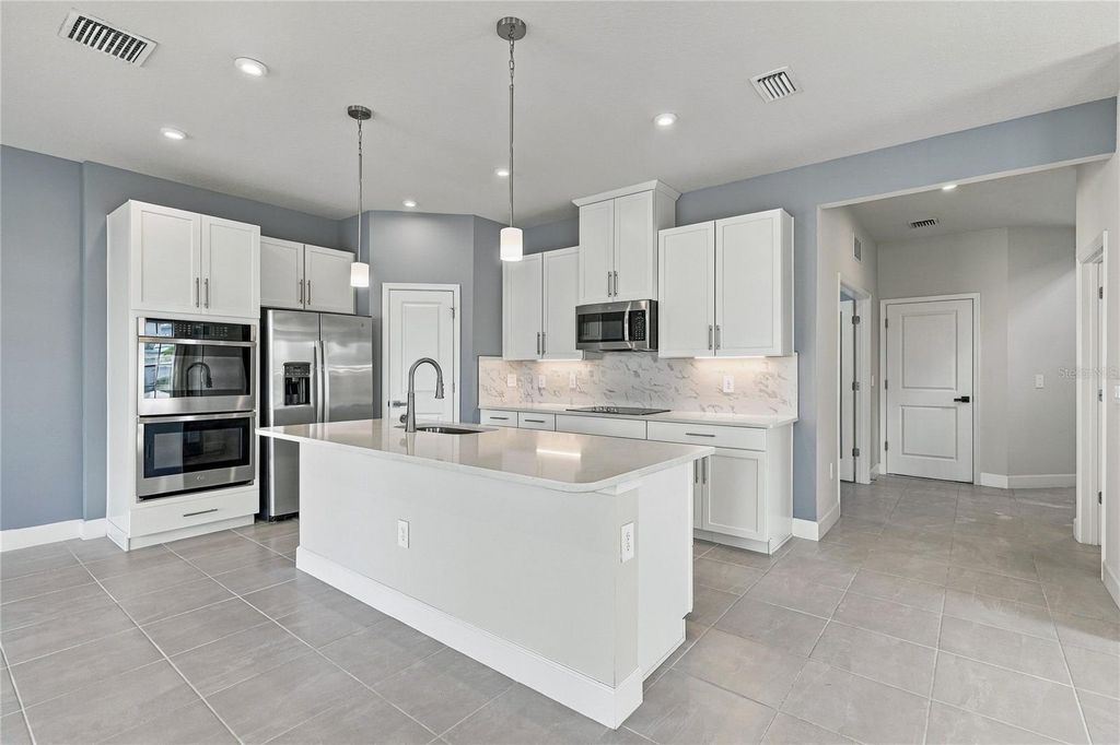 Image 6 of property listing at 4640 ARDEN WAY, Bradenton, FL 34211