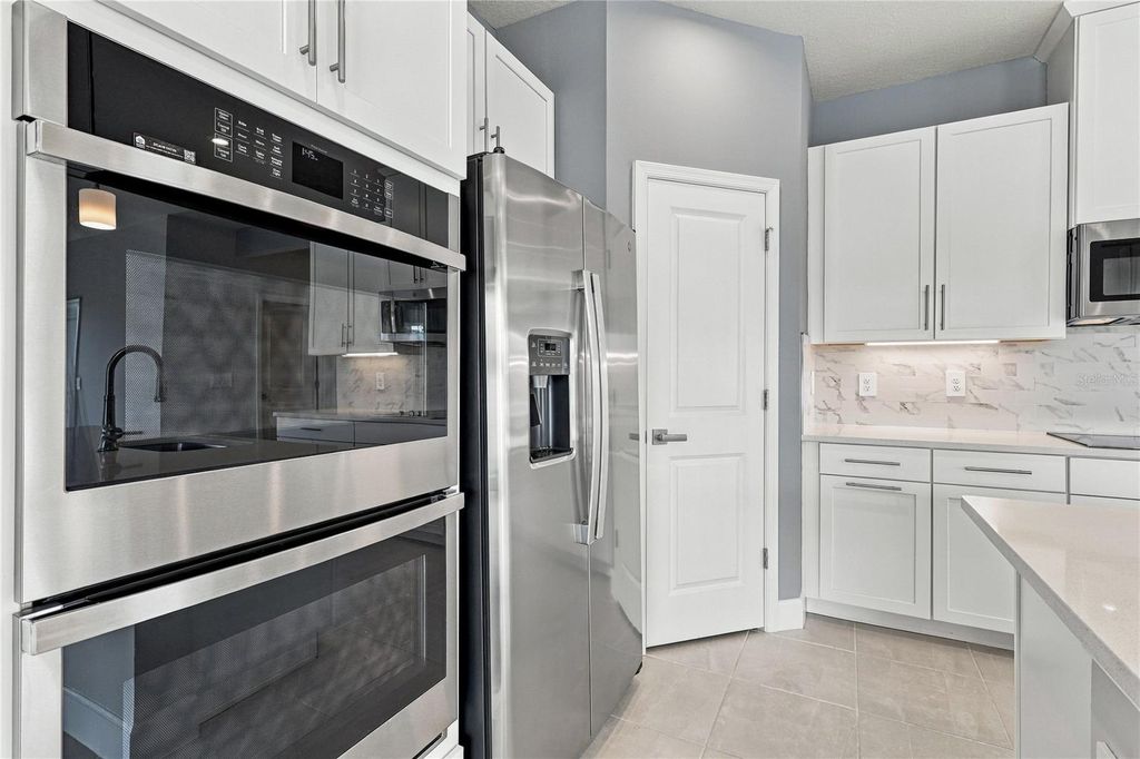 Image 7 of property listing at 4640 ARDEN WAY, Bradenton, FL 34211