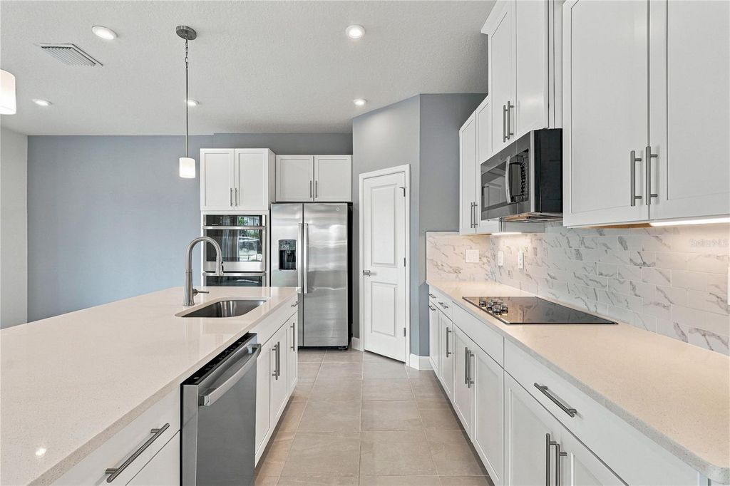 Image 10 of property listing at 4640 ARDEN WAY, Bradenton, FL 34211