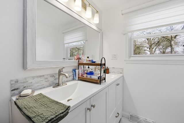 28 Drumlin Rd, Springfield, MA 01108