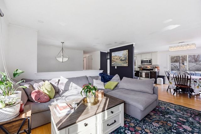 28 Drumlin Rd, Springfield, MA 01108