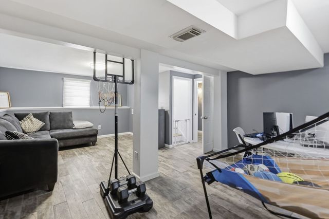 28 Drumlin Rd, Springfield, MA 01108