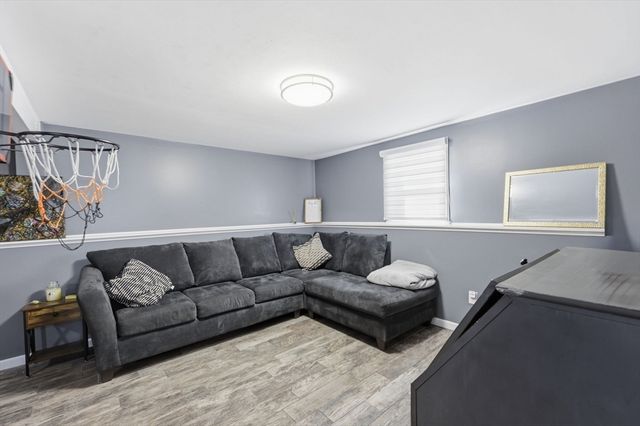 28 Drumlin Rd, Springfield, MA 01108