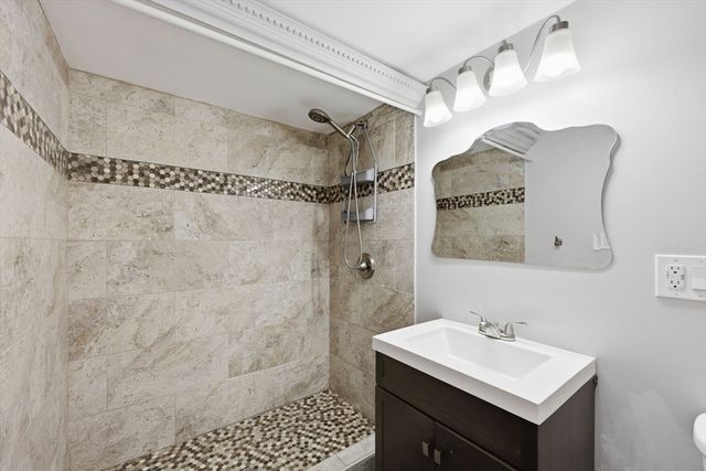 28 Drumlin Rd, Springfield, MA 01108