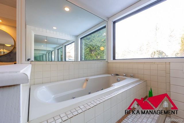 6005 Upper Straits Boulevard, West Bloomfield, MI 48324