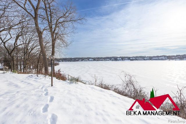 6005 Upper Straits Boulevard, West Bloomfield, MI 48324