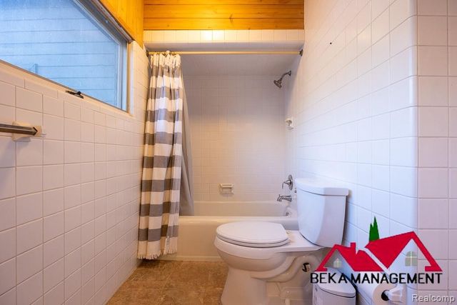 6005 Upper Straits Boulevard, West Bloomfield, MI 48324