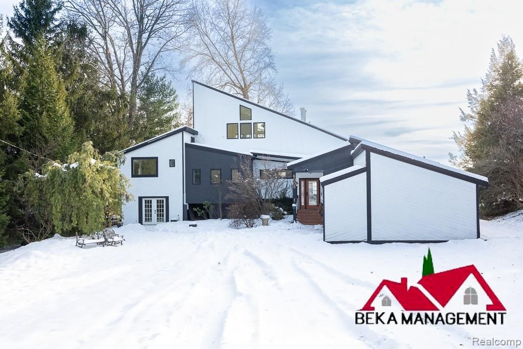 6005 Upper Straits Boulevard, West Bloomfield, MI 48324