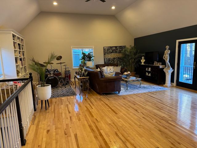 79 Burlington Rd, Bedford, MA 01730