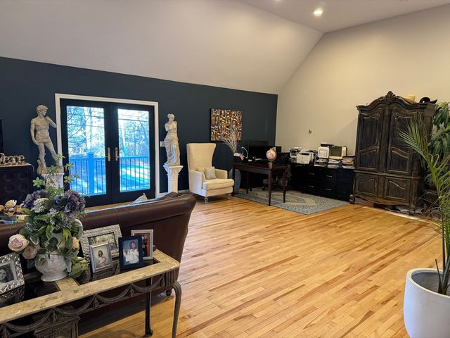 79 Burlington Rd, Bedford, MA 01730