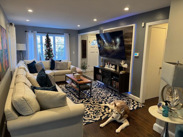 79 Burlington Rd, Bedford, MA 01730