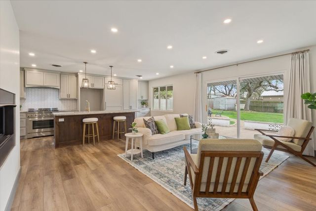 9118 Red Oak Drive, Woodway, TX 76712