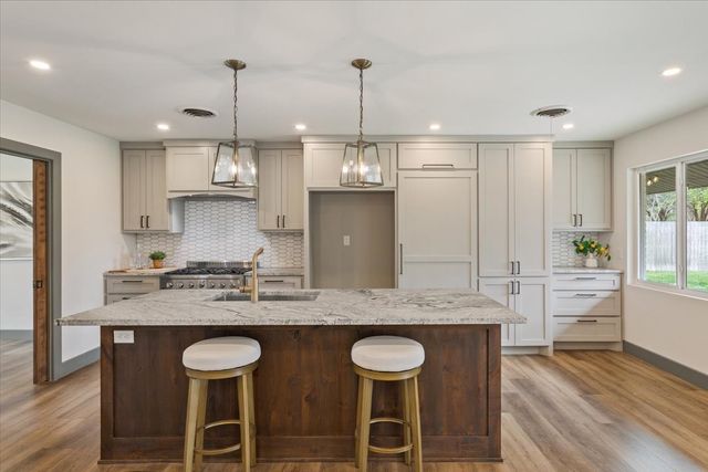 9118 Red Oak Drive, Woodway, TX 76712