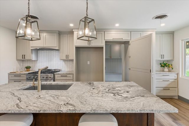 9118 Red Oak Drive, Woodway, TX 76712