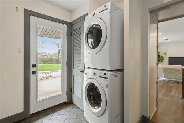 9118 Red Oak Drive, Woodway, TX 76712