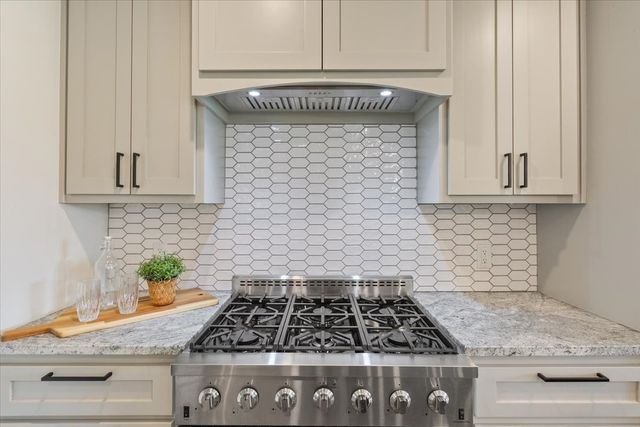 9118 Red Oak Drive, Woodway, TX 76712