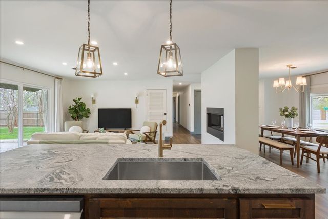 9118 Red Oak Drive, Woodway, TX 76712