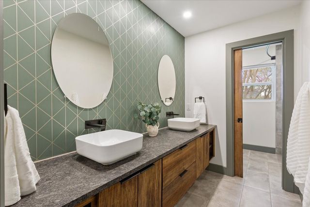 9118 Red Oak Drive, Woodway, TX 76712