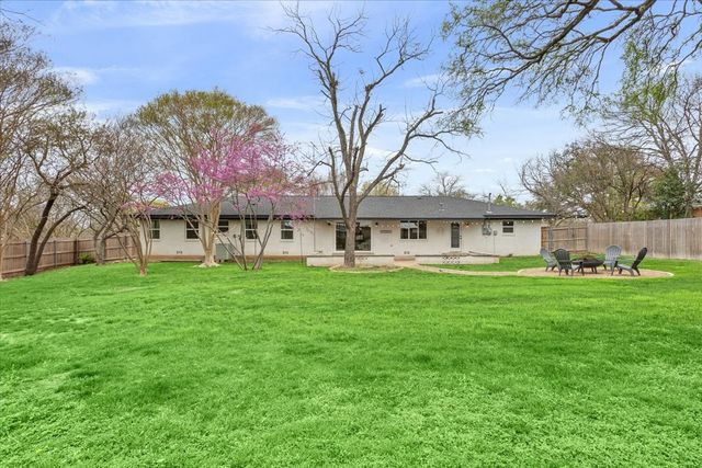 9118 Red Oak Drive, Woodway, TX 76712