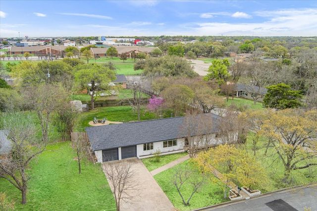 9118 Red Oak Drive, Woodway, TX 76712