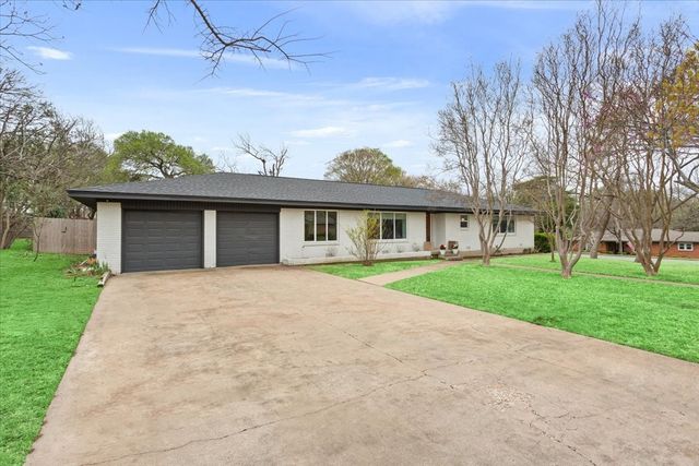 9118 Red Oak Drive, Woodway, TX 76712