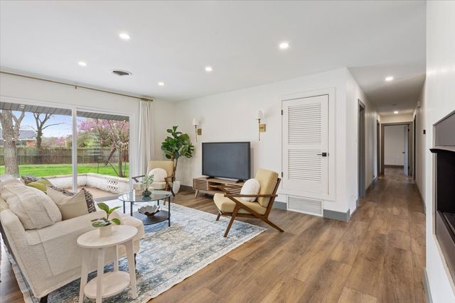 9118 Red Oak Drive, Woodway, TX 76712