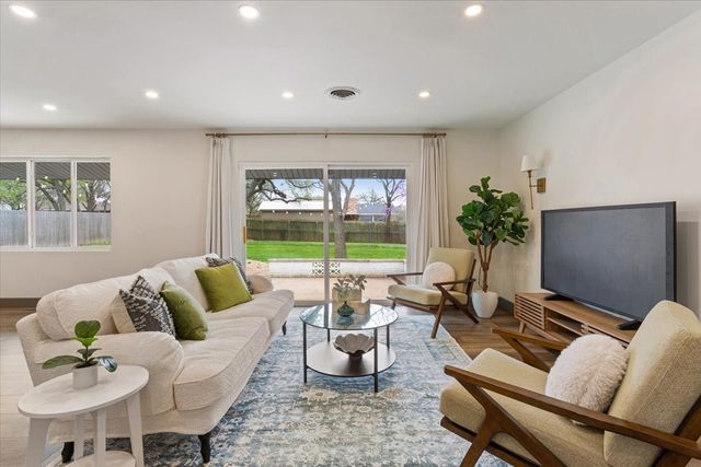 9118 Red Oak Drive, Woodway, TX 76712