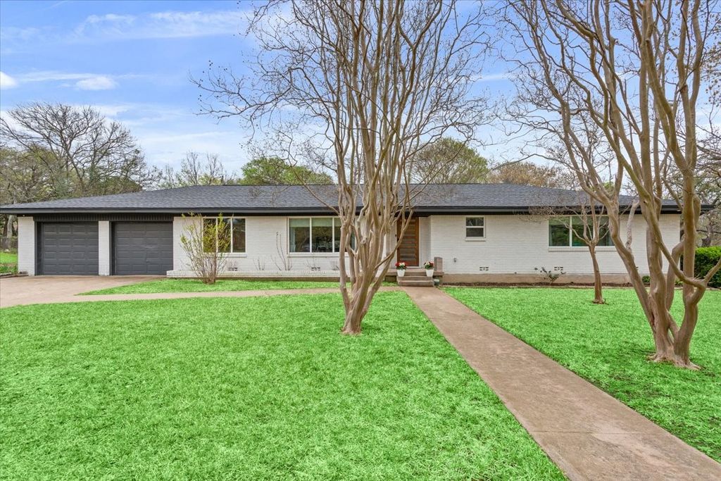 9118 Red Oak Drive, Woodway, TX 76712